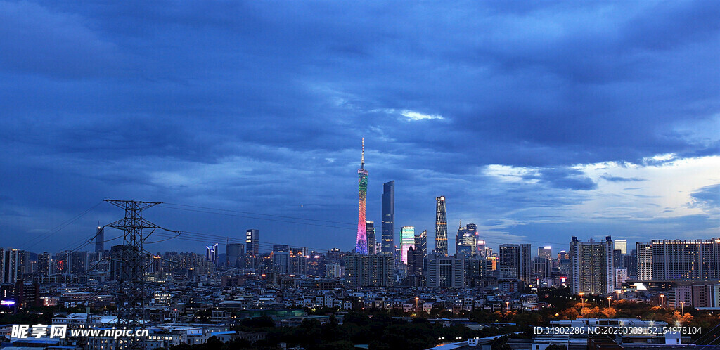 夜幕下的繁华都市天际线