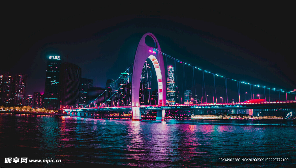 城市夜景中的绚丽桥梁