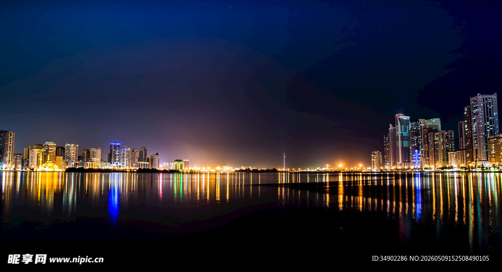 城市夜景璀璨水面倒影