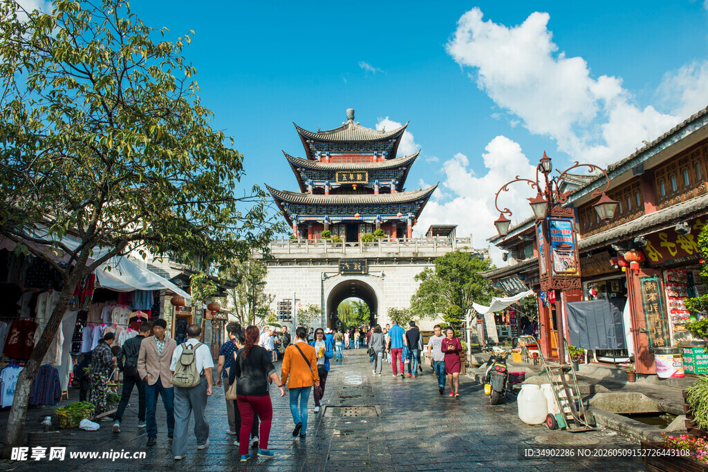 古街牌坊下的热闹景象