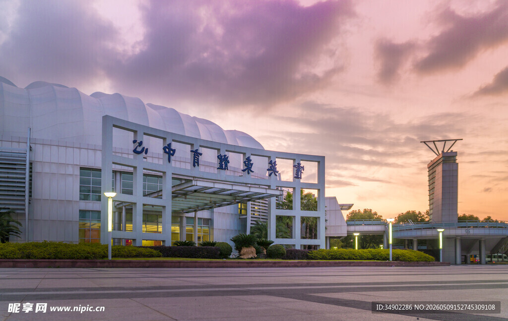 黄昏下的现代建筑景观