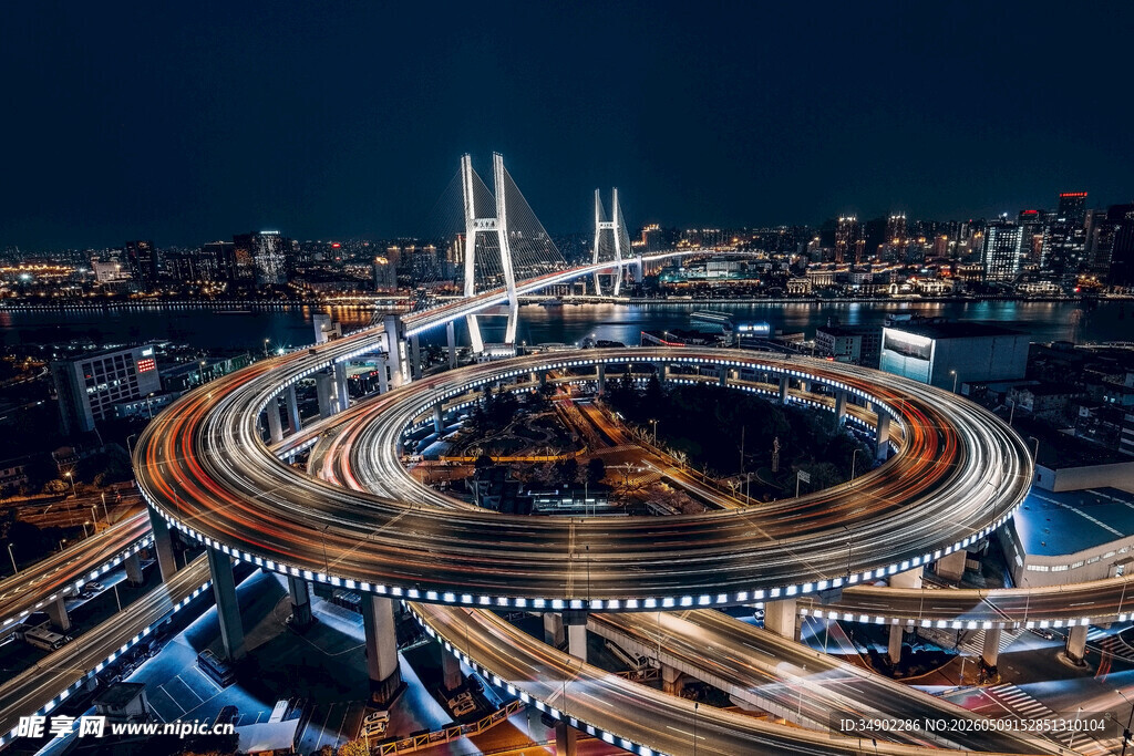城市高架桥夜景璀璨