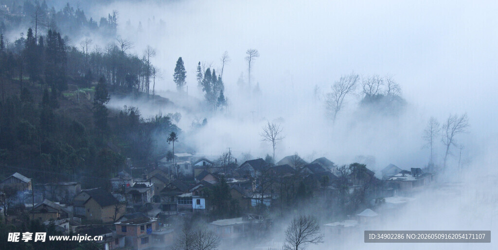 山间云雾缭绕的朦胧景象
