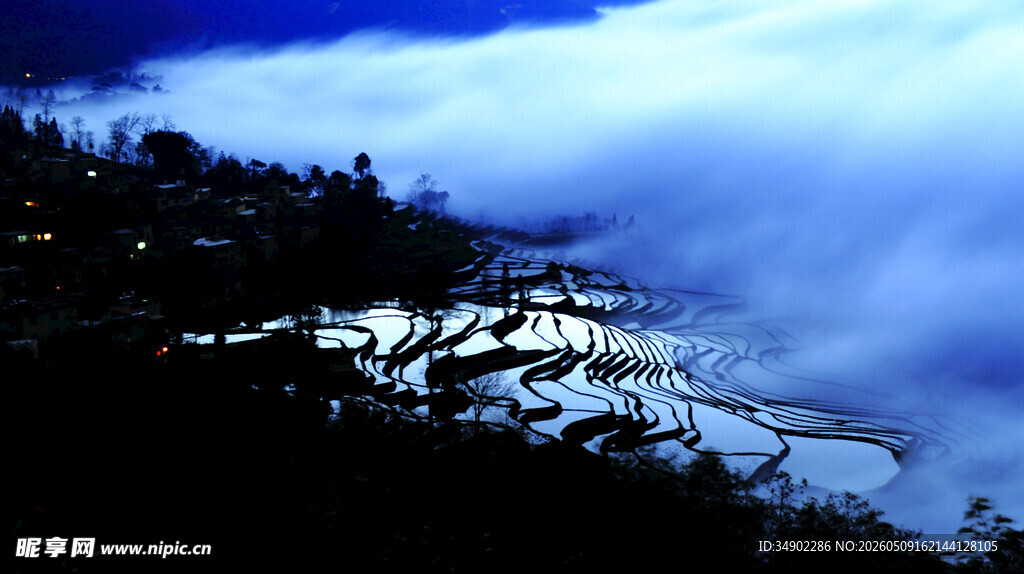 山间云海夜景