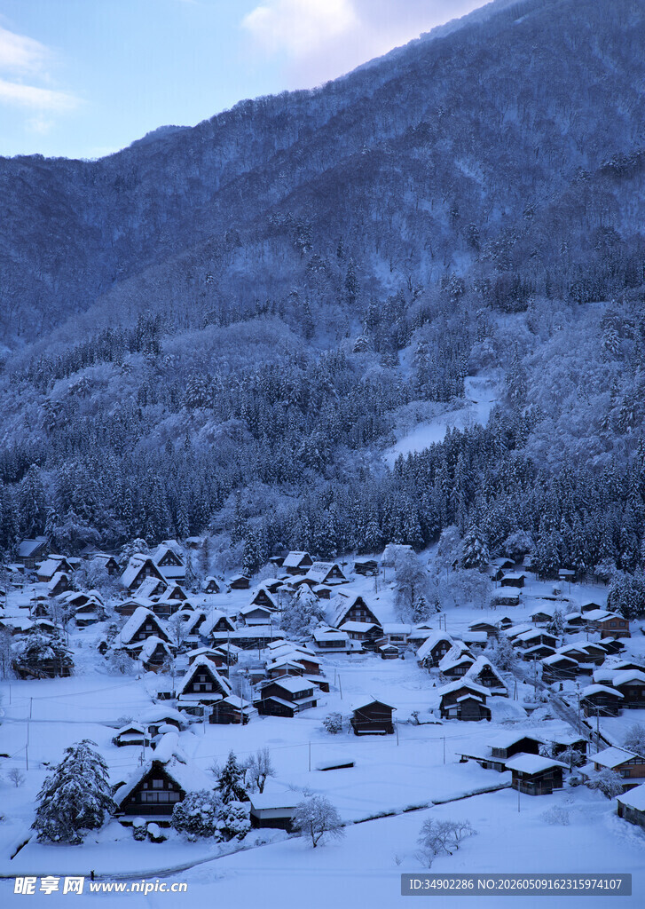 冬日雪中小村庄美景