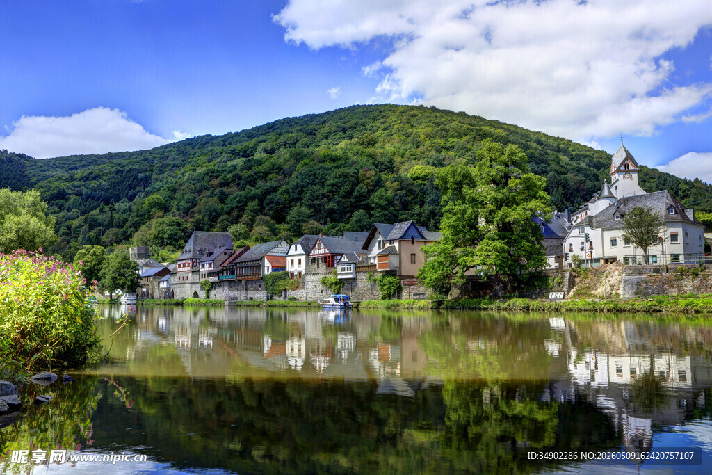河畔小镇美景