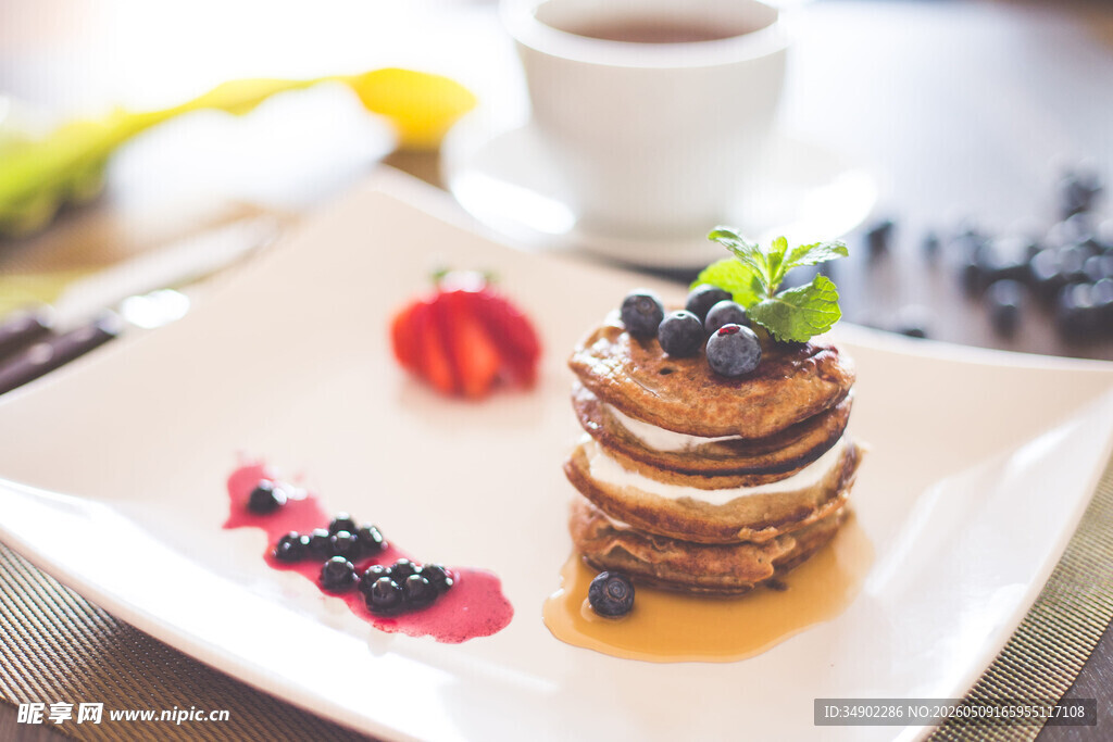美味松饼配新鲜浆果