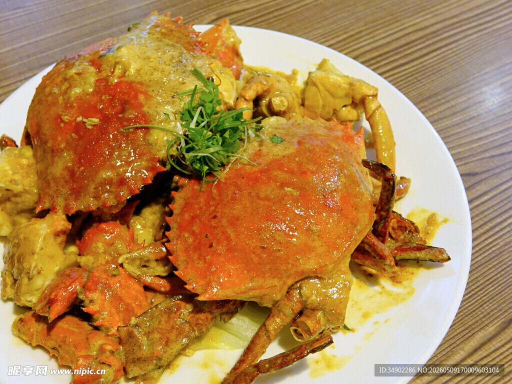 美味香辣蟹摆盘中
