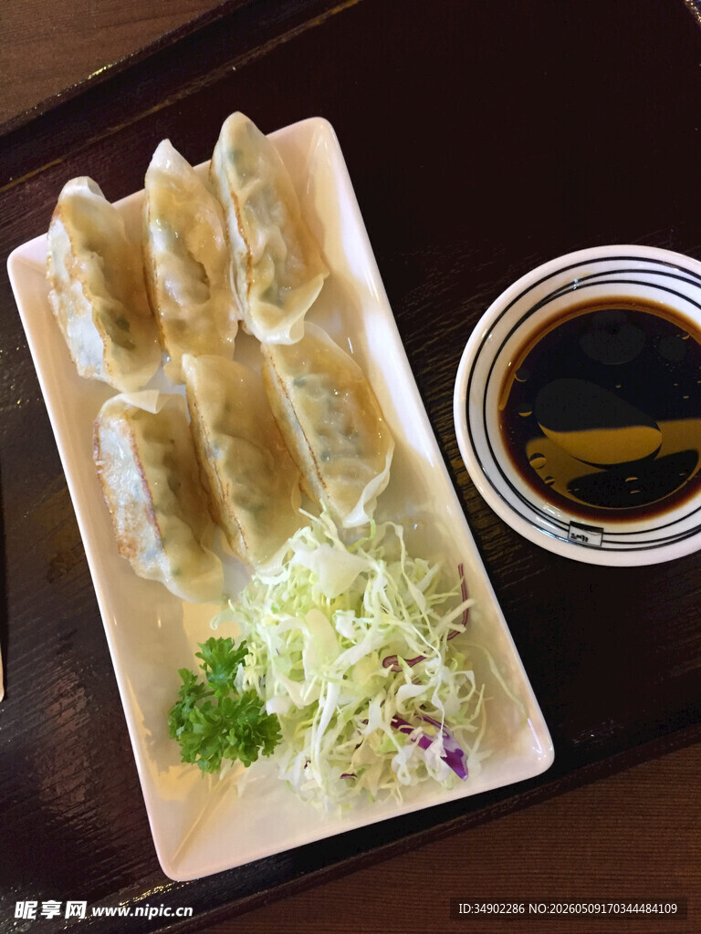 美味煎饺配蘸料