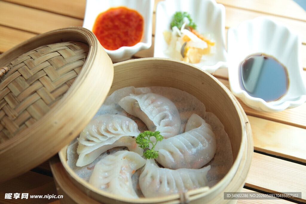 竹制蒸笼里的美味饺子