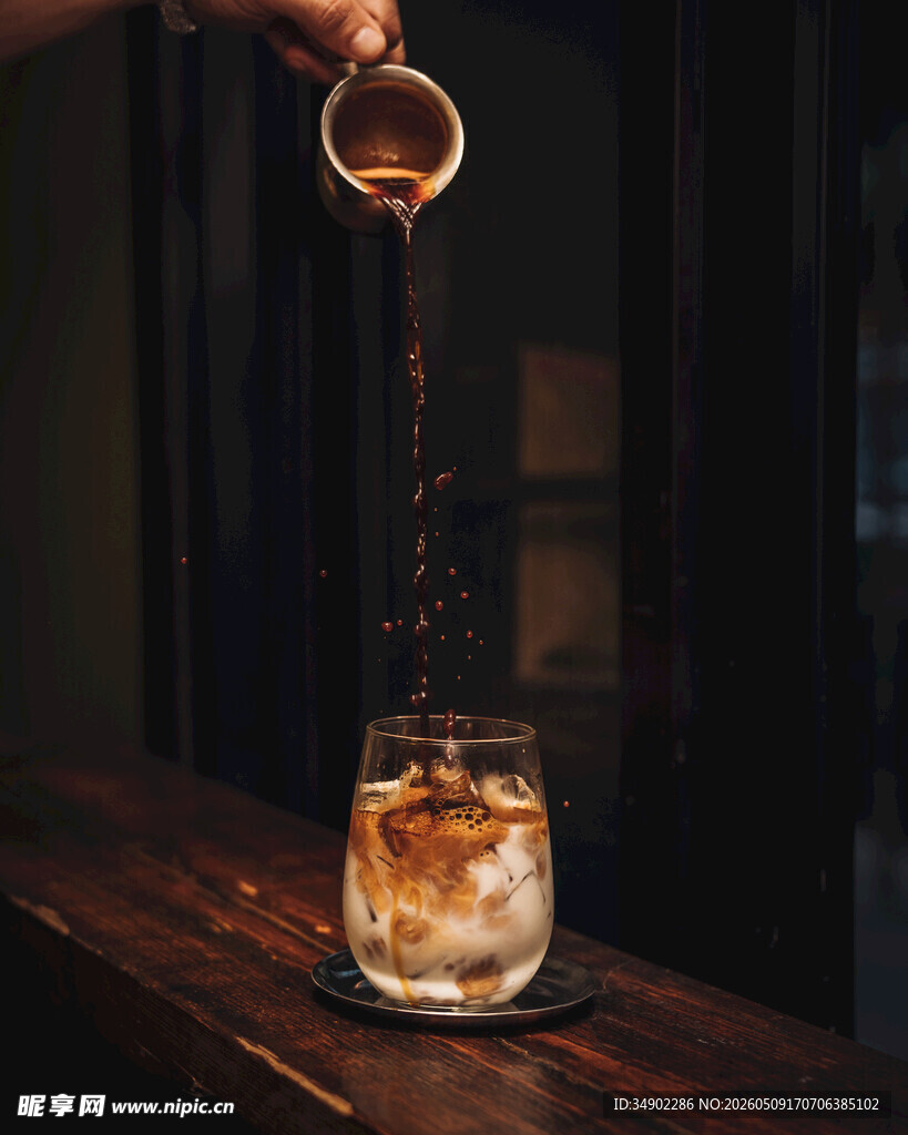 酒吧中倒酒的惬意瞬间