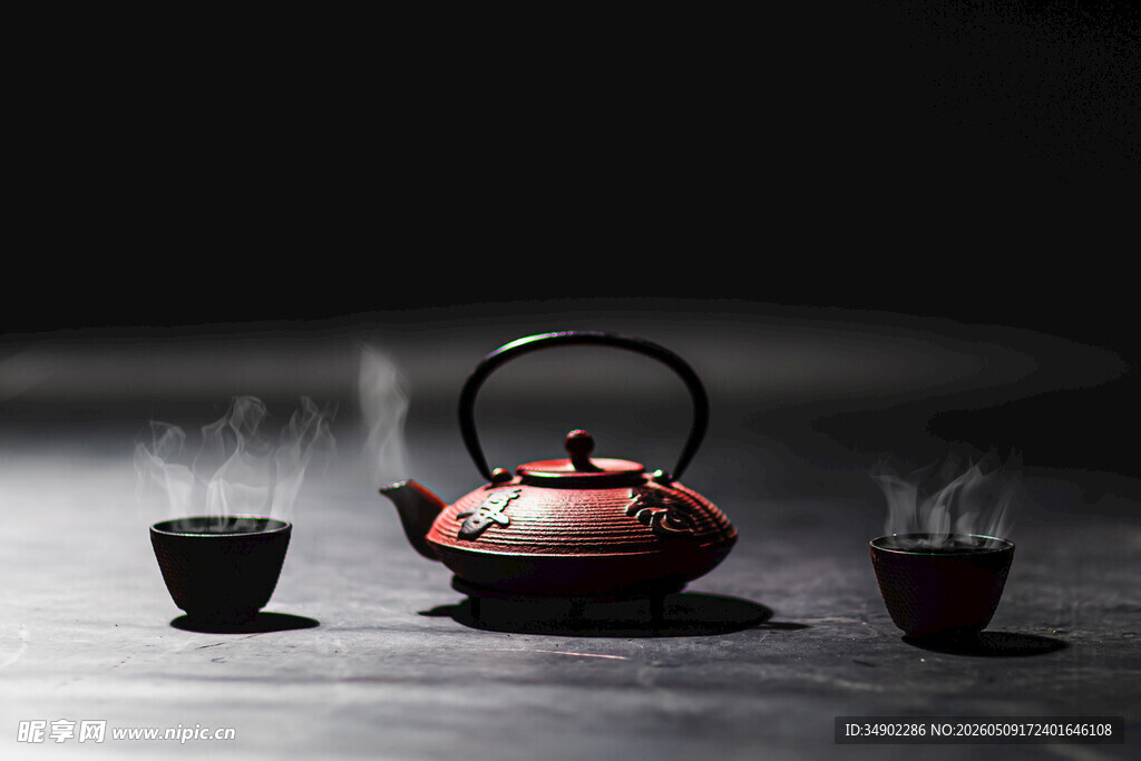 复古茶壶与两杯热茶