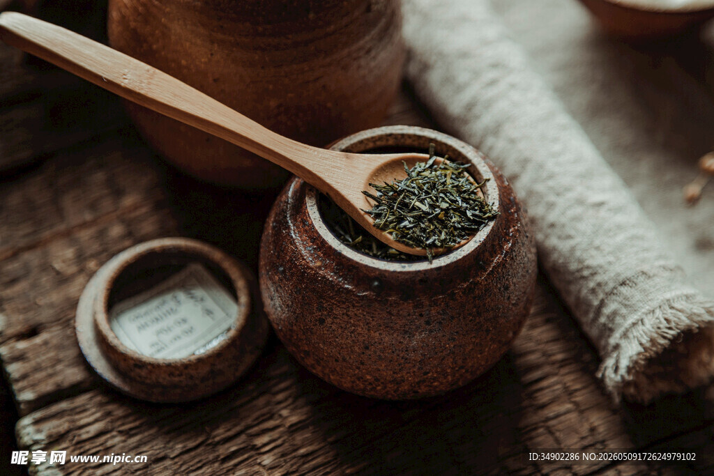 木容器中的草药与木勺