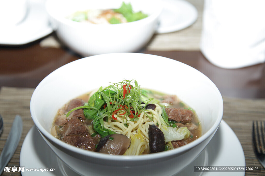 美味牛肉蔬菜汤面