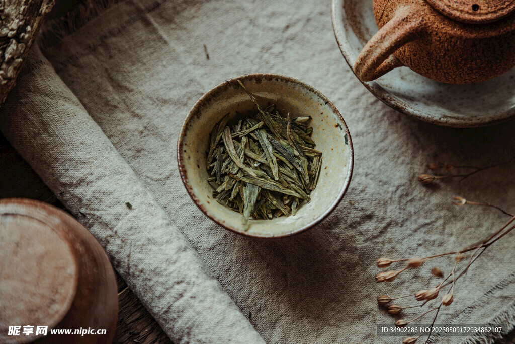 碗中茶叶与古朴茶具