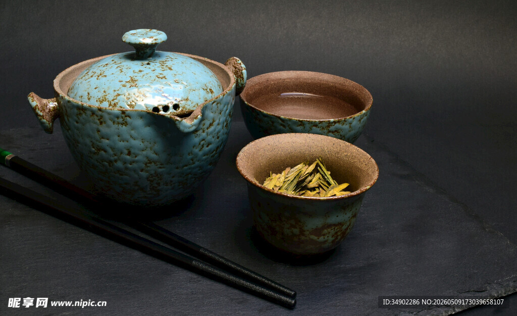 古朴茶具静享茶韵时光