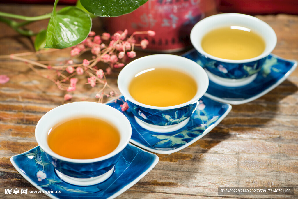 青花瓷杯中的三色茶汤