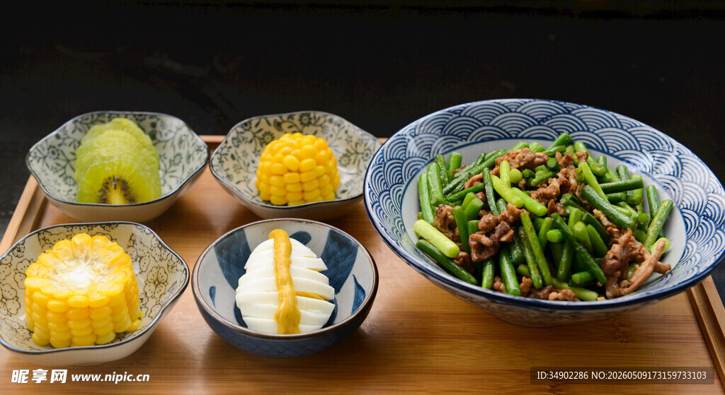 多样菜肴摆放在木桌上