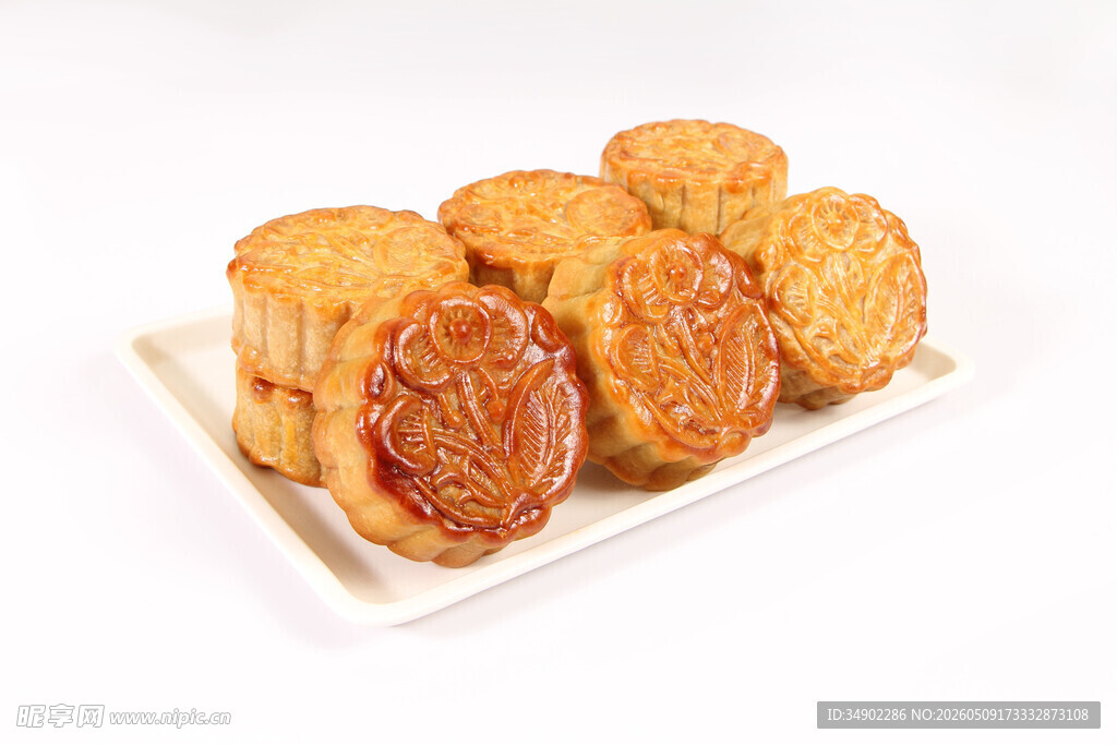 美味传统月饼摆放在盘中