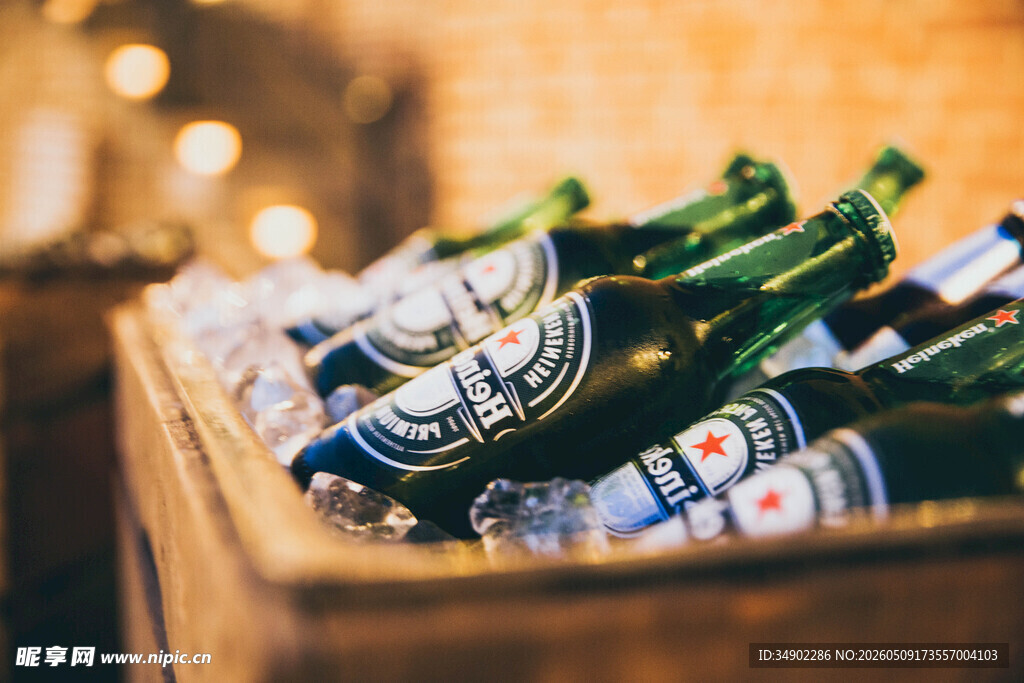 冰桶中的啤酒瓶