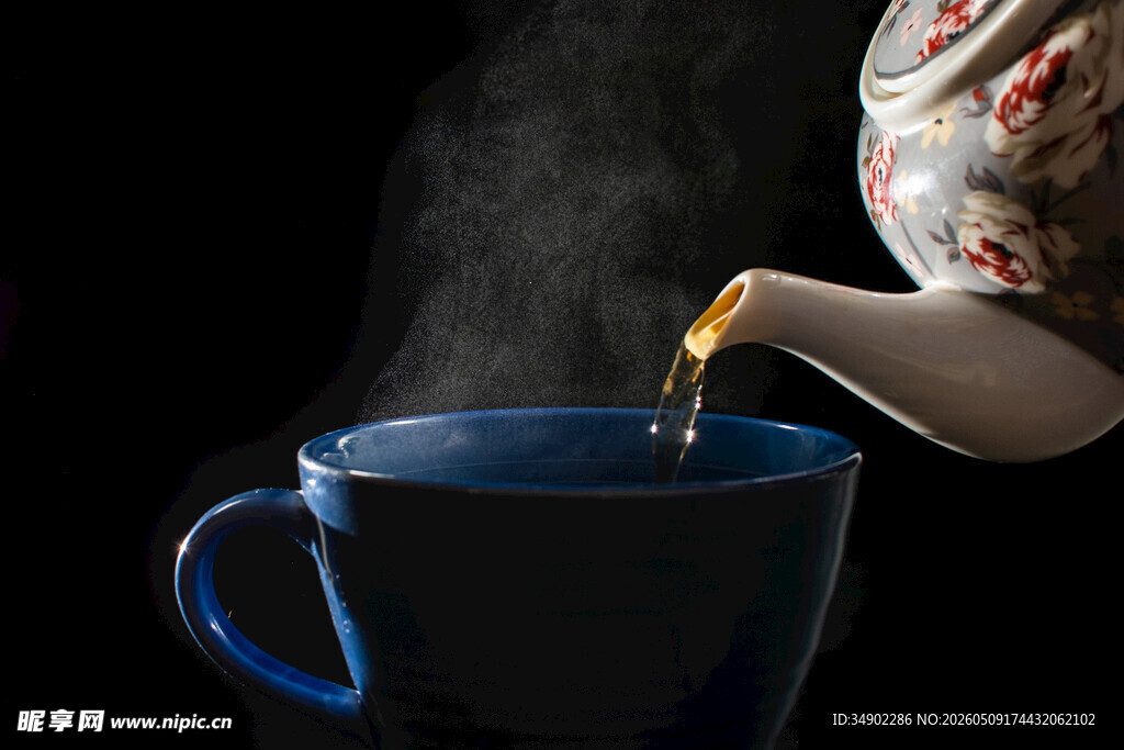 茶壶倒水入蓝杯