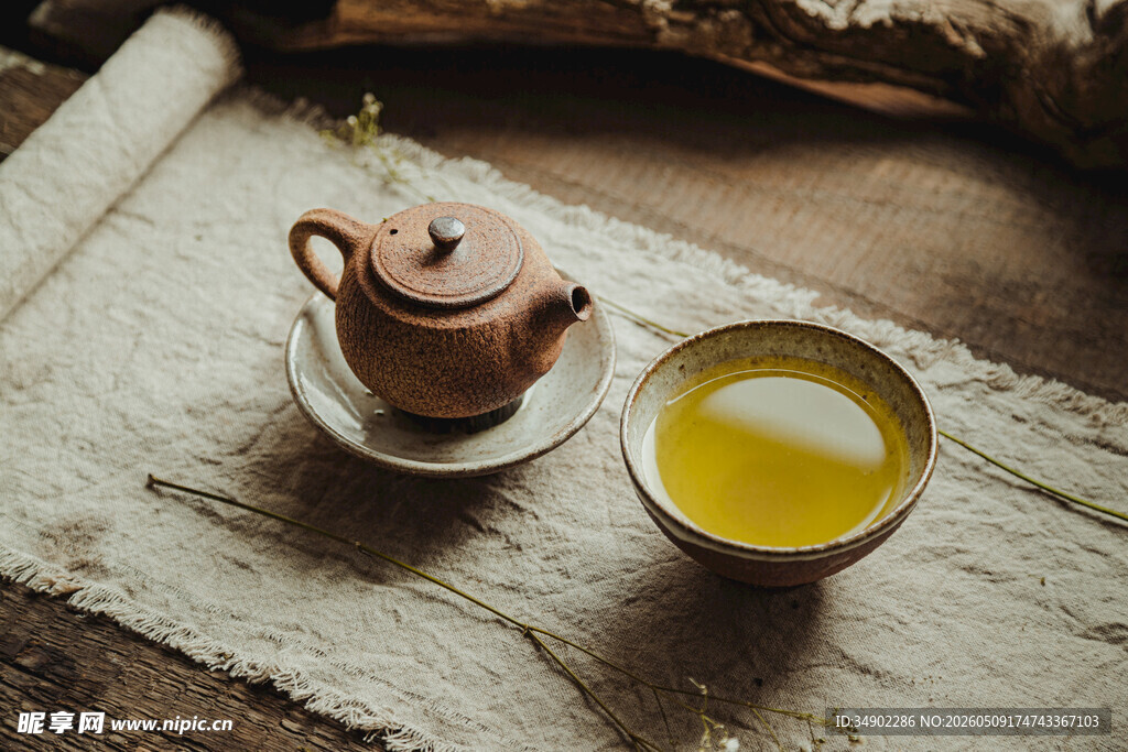 古朴茶具静享杯中茶韵