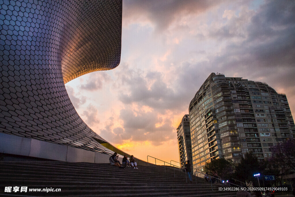 城市黄昏下的独特建筑景观