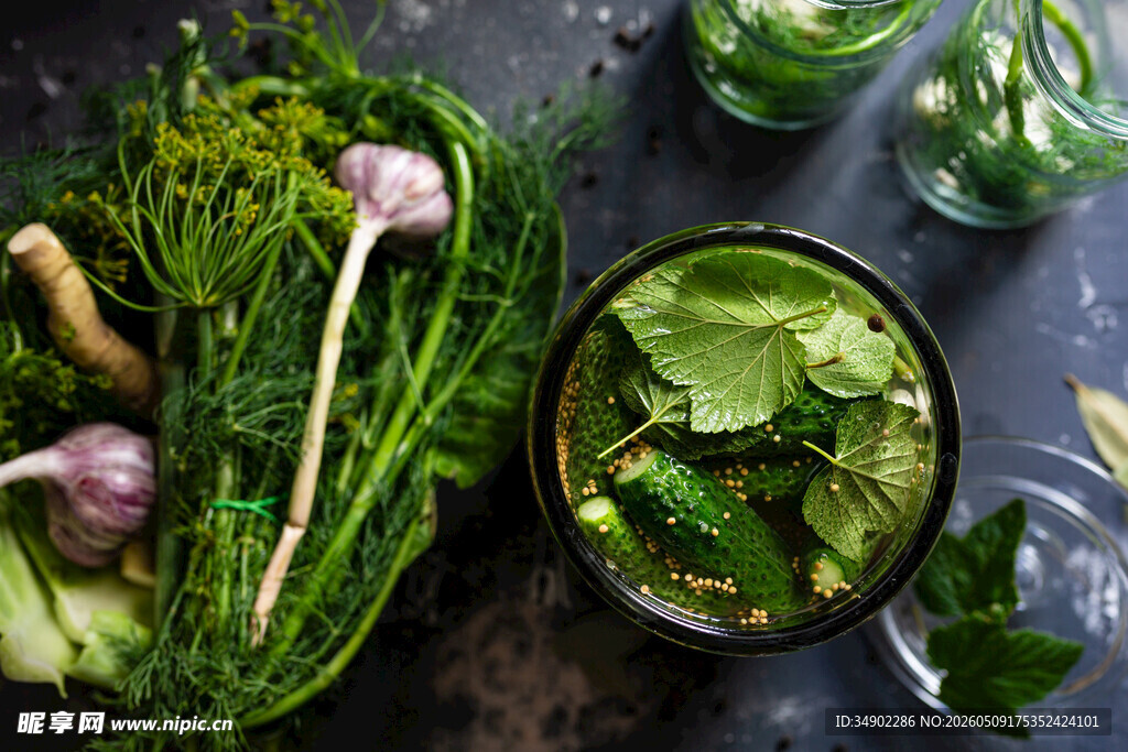 新鲜绿色食材与香草组合