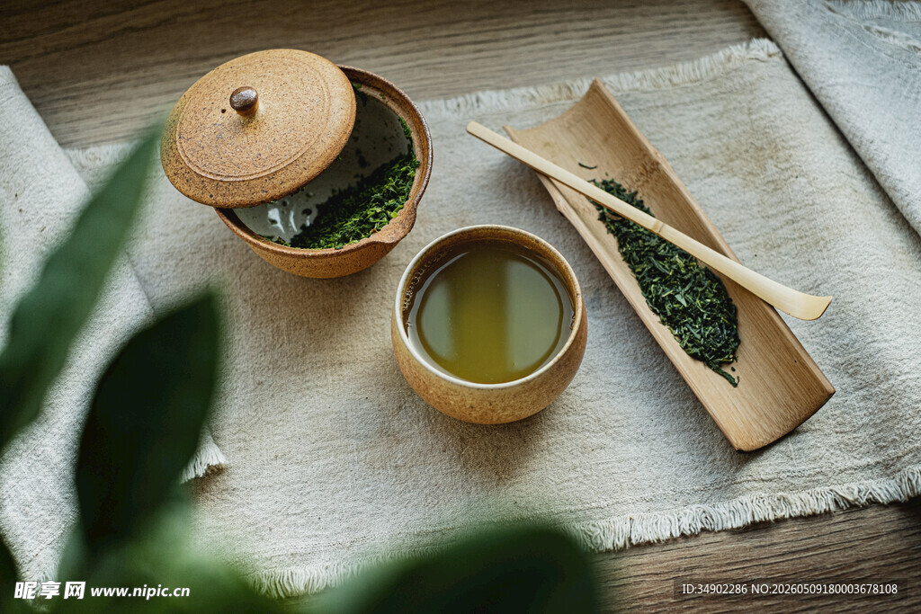 日式茶具与清香绿茶