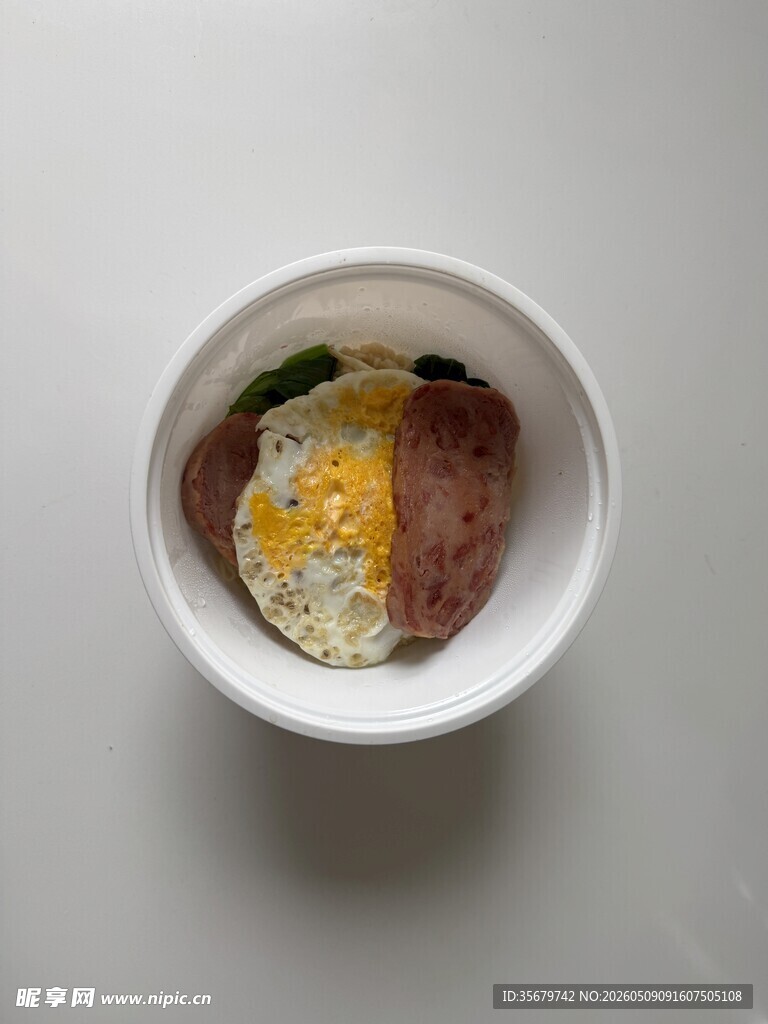 白碗中的煎蛋与肉片