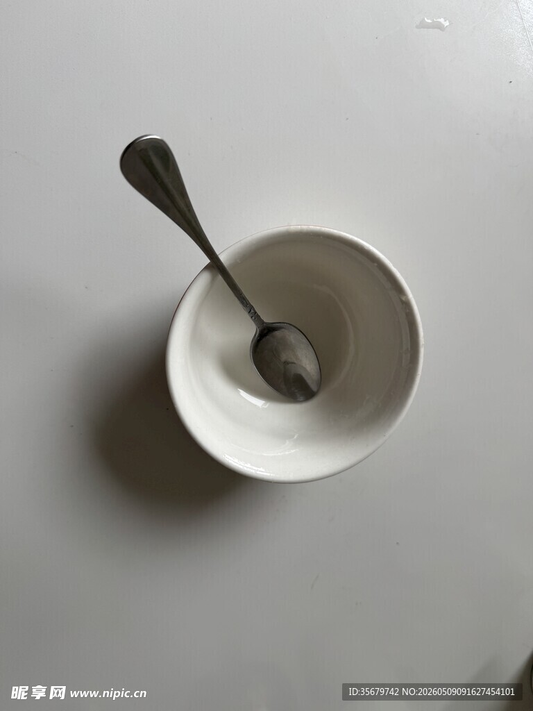 白色碗中置放金属勺子