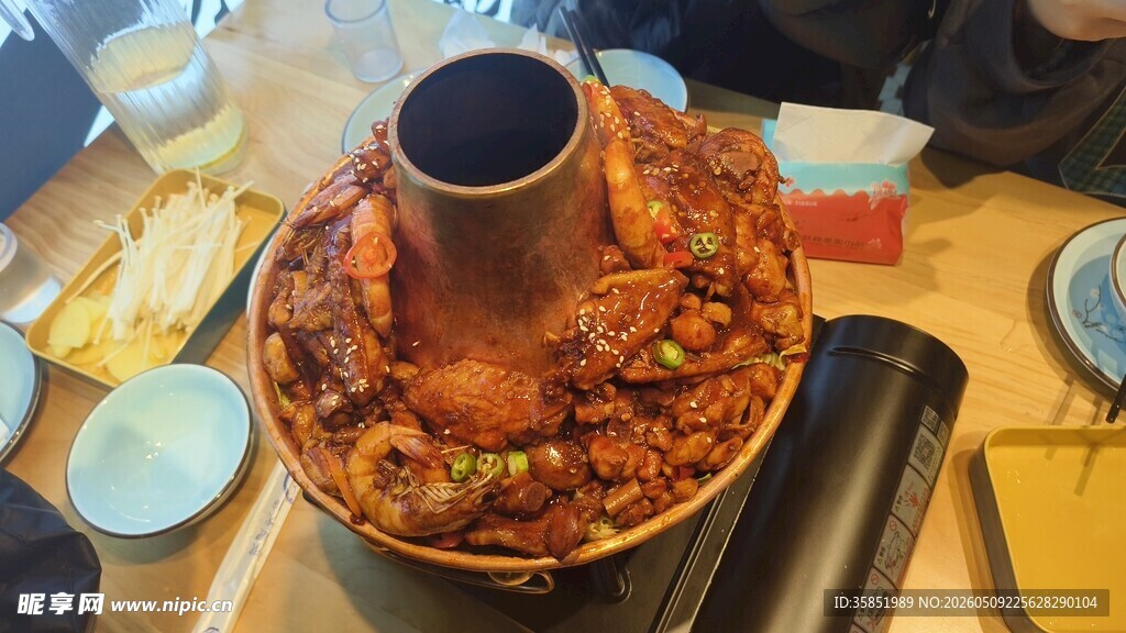 铜锅炭火涮煮美味食材