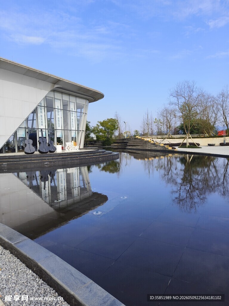 现代建筑旁的宁静水景