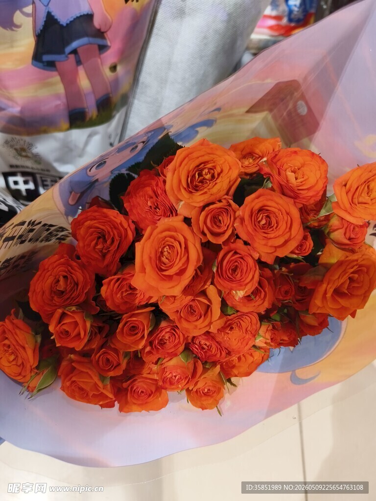 鲜艳橙玫瑰手捧花束