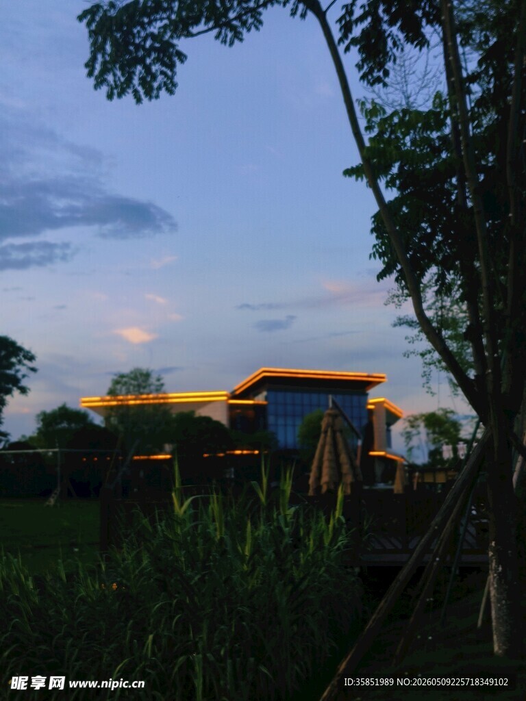 黄昏下的乡村小屋美景