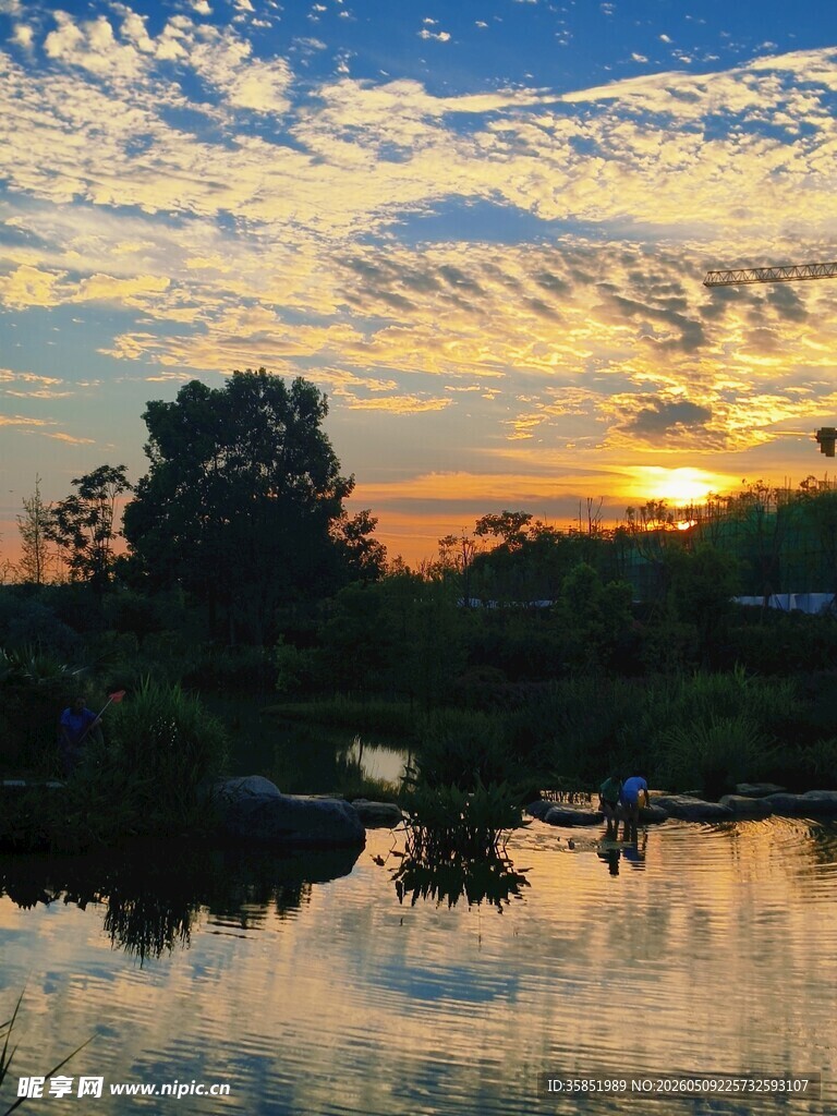 湖畔日落美景