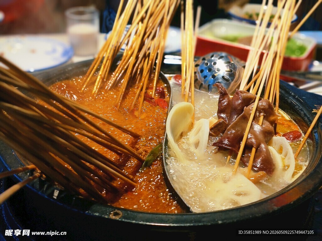 美味串串香锅中的诱人景象