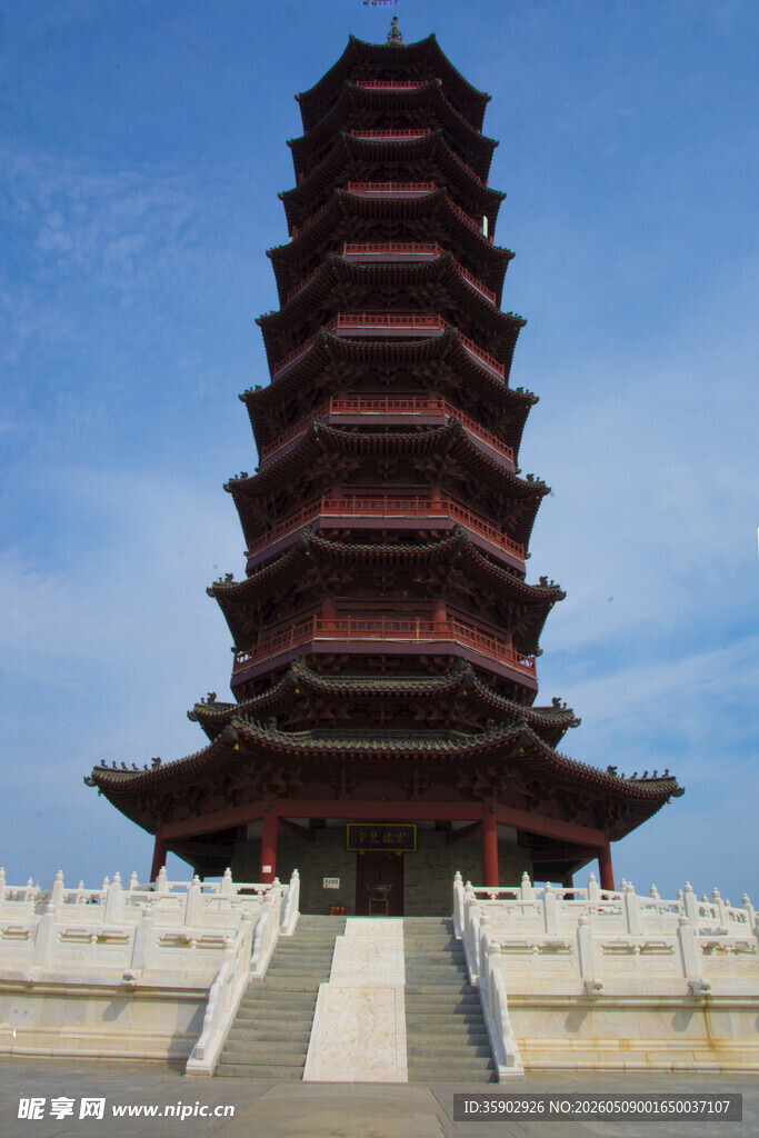 古朴多层宝塔矗立蓝天