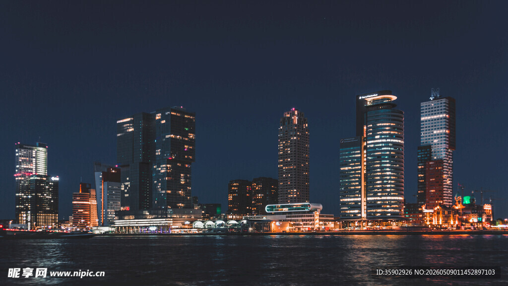 城市夜景璀璨灯火映水面