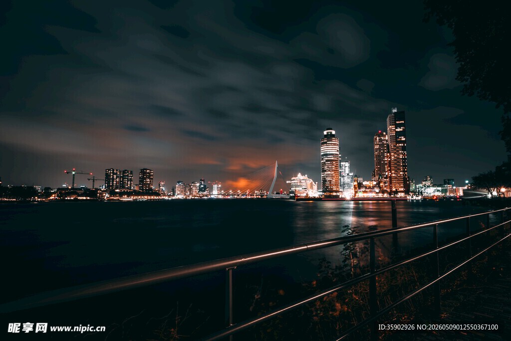 城市夜景下的河畔风光