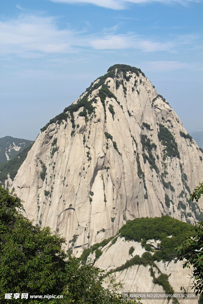 巍峨华山山峰壮丽景色