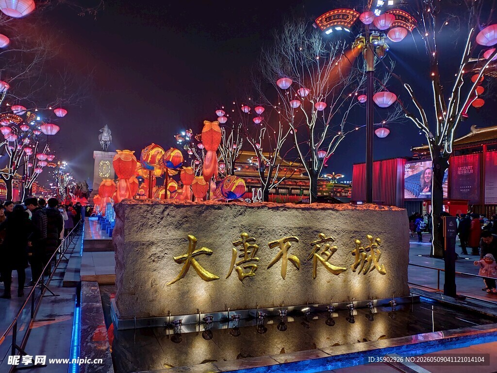 城市夜景中的发光景观