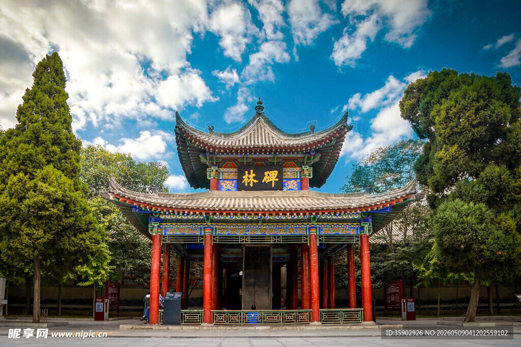 中式古建门楼绿树蓝天相伴
