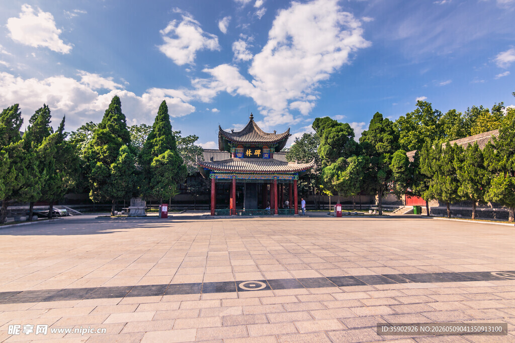 中式庭院广场与葱郁绿树