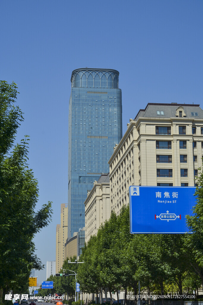 城市街道旁的高楼与建筑
