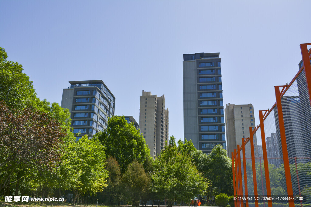 城市间绿树环绕的高楼景观
