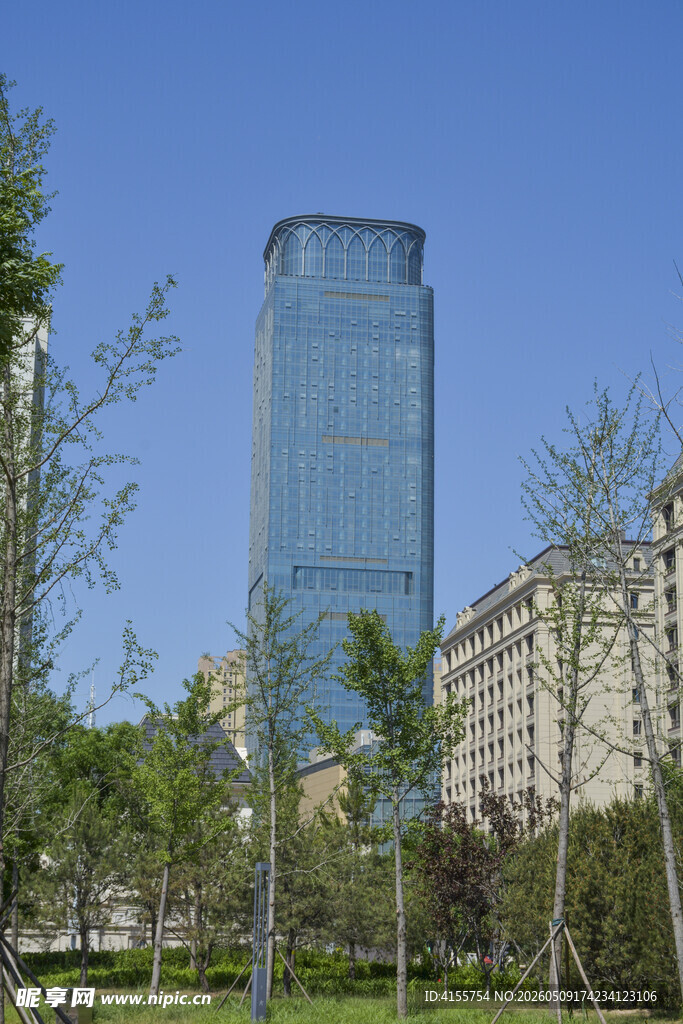 城市中高耸的现代玻璃大楼