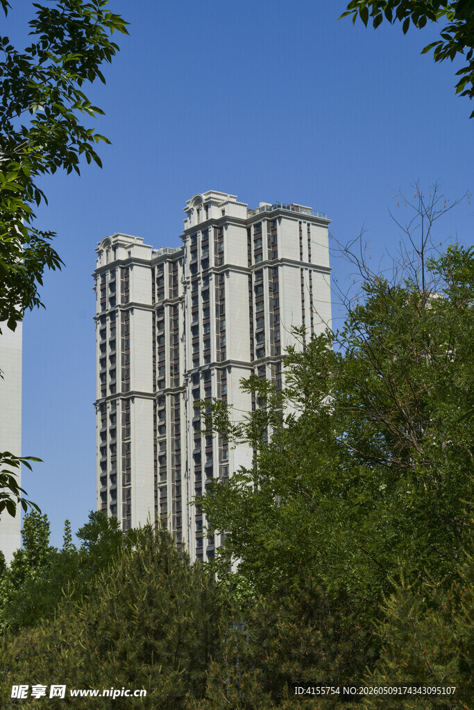 绿树环绕的高层住宅楼