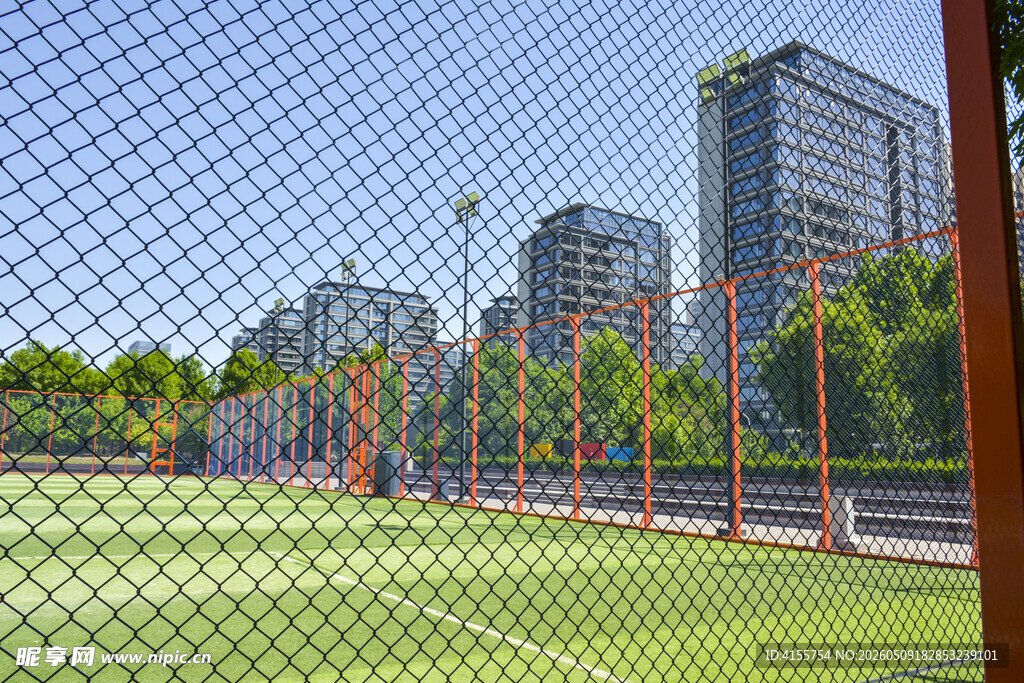 城市中的户外足球场