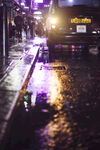 雨夜街头的璀璨光影